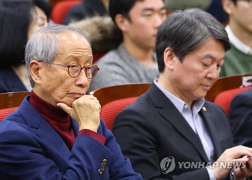 윤여준 전 환경부 장관(왼쪽)과 안철수 전 바른미래당 의원