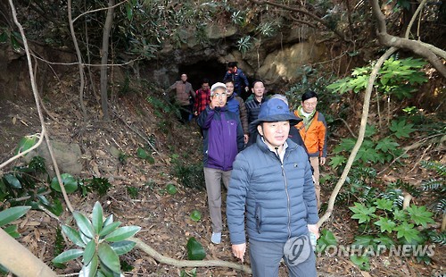 서우봉 일제 진지동굴 입구