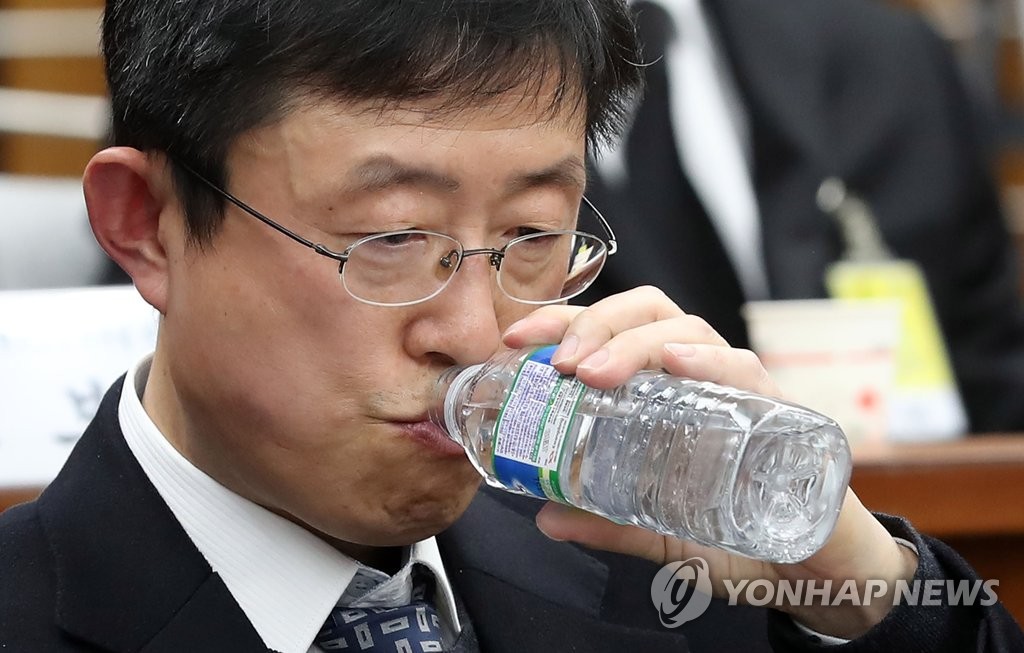 목 타는 김상만 전 대통령 자문의