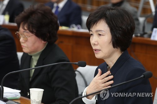답하는 최경희 전 이대총장