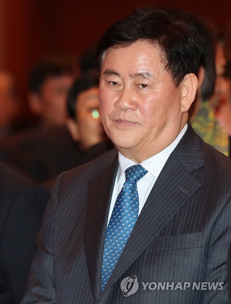 어두운 표정의 최경환