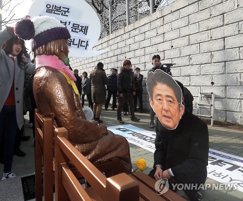 소녀상에 무릎 꿇은 아베 '퍼포먼스' (부산=연합뉴스) 김선호 기자 = 4일 부산 동구 초량동 일본영사관 앞 소녀상에서 시민단체가 위안부 수요집회 25주년 기자회견을 마친 뒤 일본 아베 총리가 소녀상에 무릎 꿇고 사죄하는 퍼포먼스를 벌이고 있다. 2017.1.4 wink@yna.co.kr