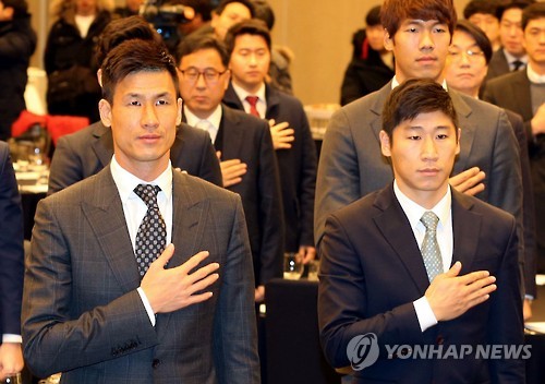 국기에 경례하는 정조국·이근호 선수