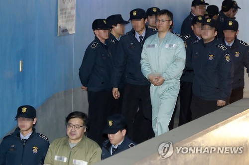 법정으로 향하는 안종범-정호성
