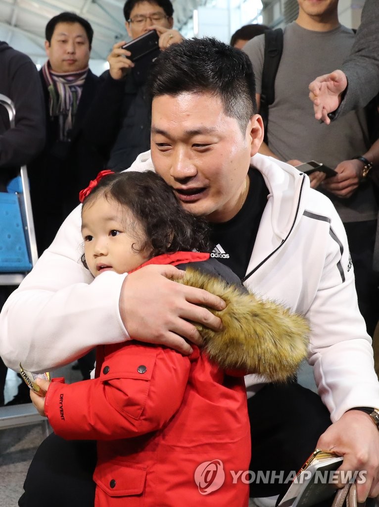 조카들과 인사하는 오승환