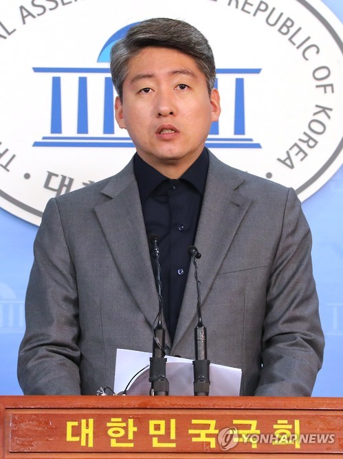 브리핑하는 국민의당 김경록 대변인