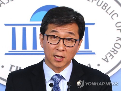 브리핑하는 더불어민주당 고용진 대변인