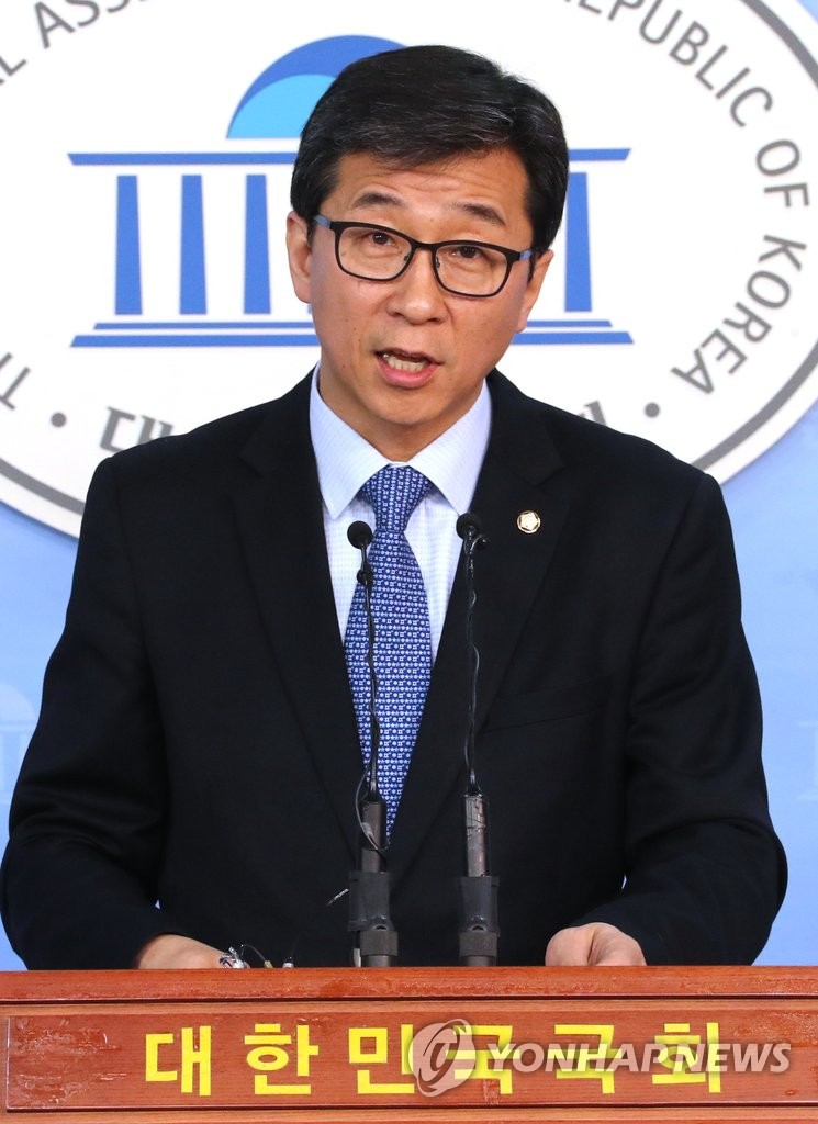 브리핑하는 더불어민주당 고용진 대변인