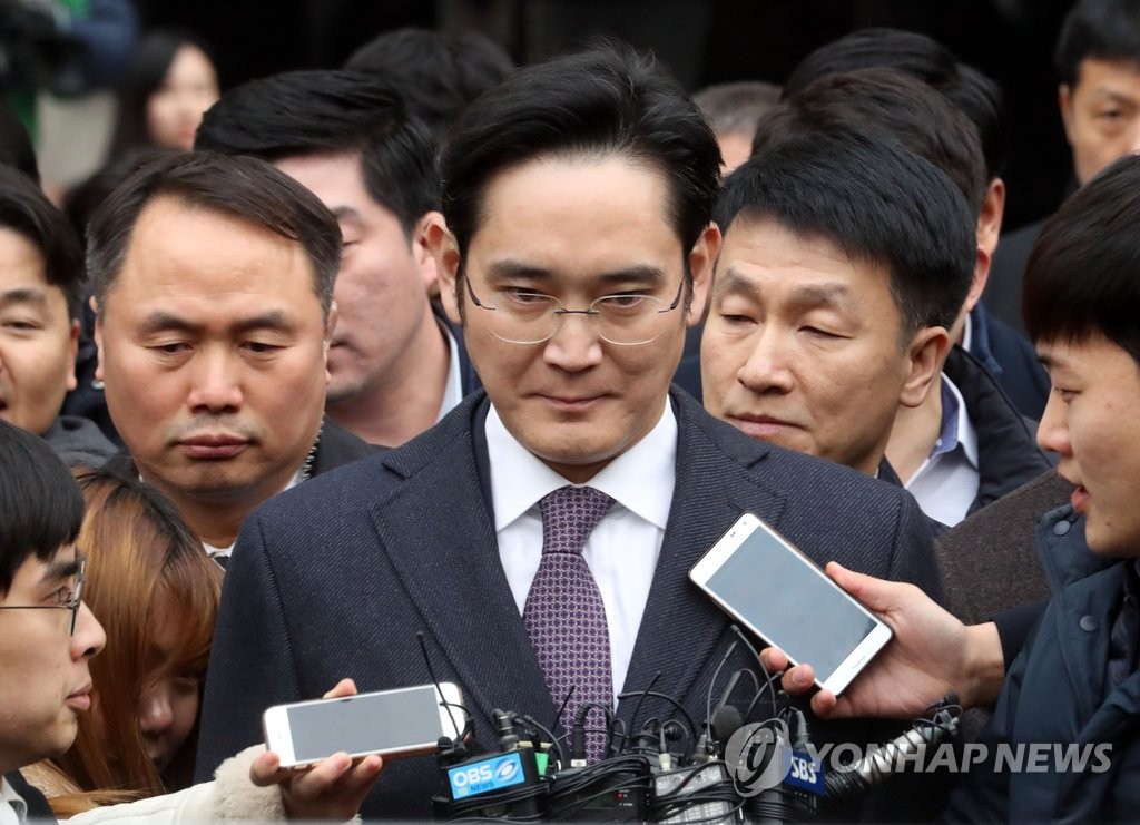 굳은 표정의 이재용 부회장 (서울=연합뉴스) 최재구 기자 = 박근혜 대통령에게 뇌물을 제공한 혐의 등을 받고 있는 삼성전자 이재용 부회장이 18일 영장 실질심사를 마치고 서초구 서울중앙지법을 나서고 있다. 2017.1.18 jjaeck9@yna.co.kr