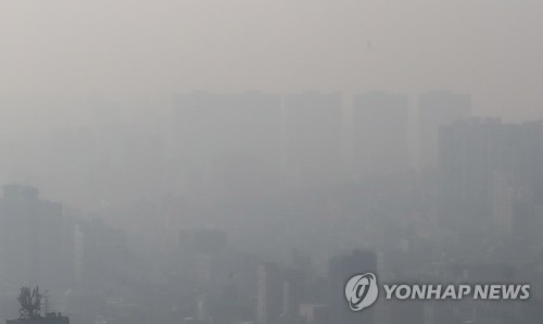 19일 오전 미세먼지에 갇힌 서울 성북구