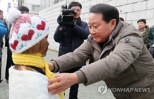 소녀상 방문한 부산 동구청장