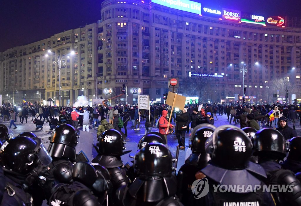 지난 1일 루마니아 부쿠레슈티 정부청사앞에서 열린 대규모 '反부패' 시위