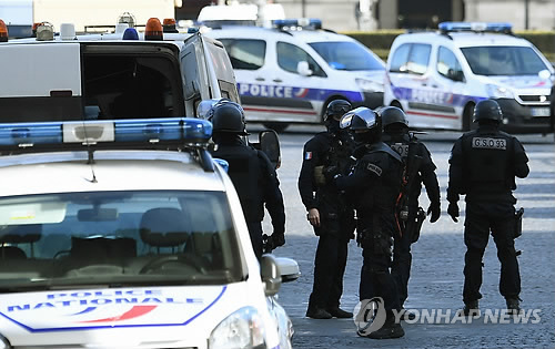 파리 루브르서 테러…범인, 아랍어로 "신은 위대하다"