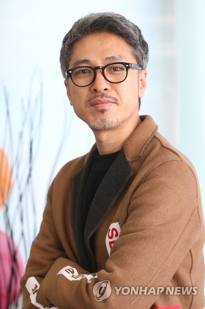 박광현 감독, 인터뷰 앞서 포즈 (서울=연합뉴스) 강민지 기자 = 6일 오전 서울 종로구 팔판동 한 카페에서 영화 '조작된 도시' 박광현 감독이 인터뷰에 앞서 포즈를 취하고 있다. 2017.2.6 mjkang@yna.co.kr