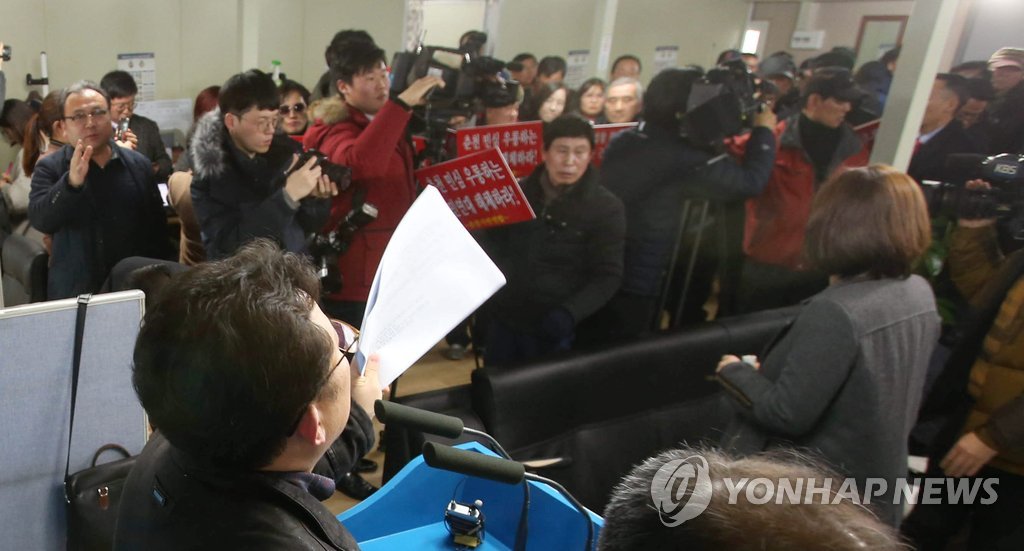 고성 오가는 '김진태 의원 사퇴촉구 기자회견'