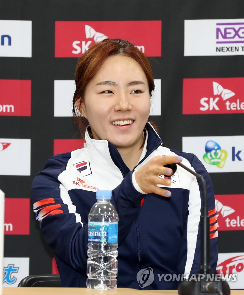 기자회견 하는 이상화