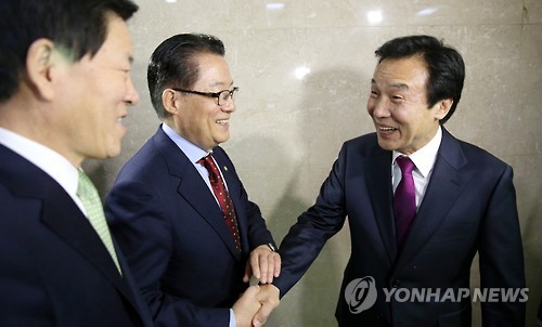 악수하는 손학규-박지원
