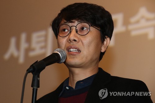 (서울=연합뉴스) 이재희 기자 = 7일 오전 서울 종로구 서울극장에서 열린 '문화계 블랙리스트 부역자 사퇴 및 구속수사 촉구' 기자회견에서 김철민 감독이 발언하고 있다. 2017.2.7 scape@yna.co.kr
