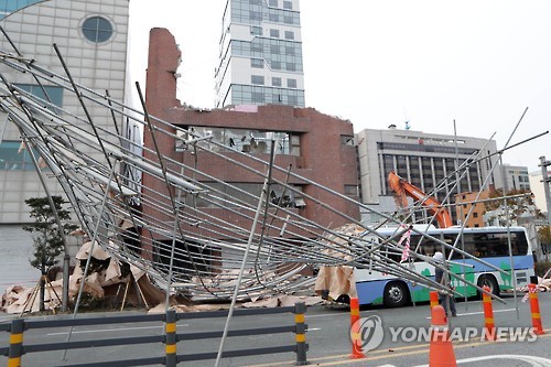 시내버스 덮친 철거공사 구조물 (부산=연합뉴스) 조정호 기자 = 8일 오후 부산 중구 중앙동에서 철거 중인 3층 건물의 안전펜스가 편도 3차선 도로를 덮쳐 교통이 통제되고 있다. 안전펜스는 지나가던 시내버스 위로 떨어졌지만, 인명피해는 발생하지 않았다. 2017.2.8 ccho@yna.co.kr