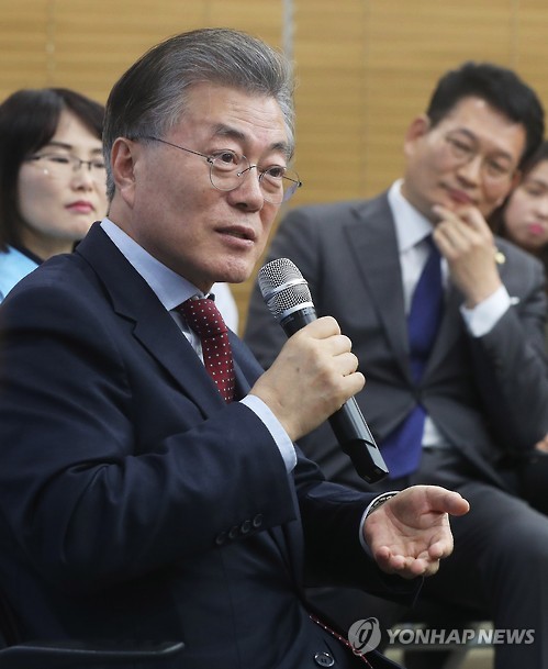 인사말하는 문재인