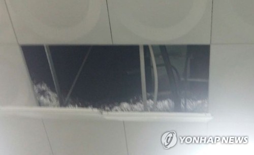 김해공항 뻥 뚫린 천장