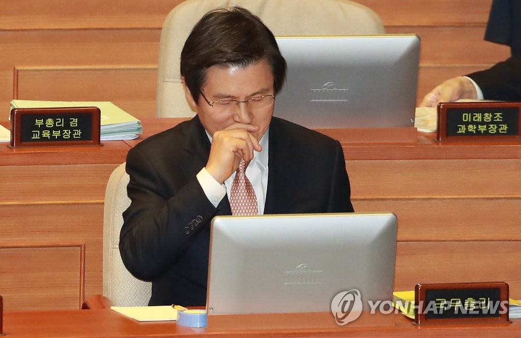생각 잠긴 황교안 대행