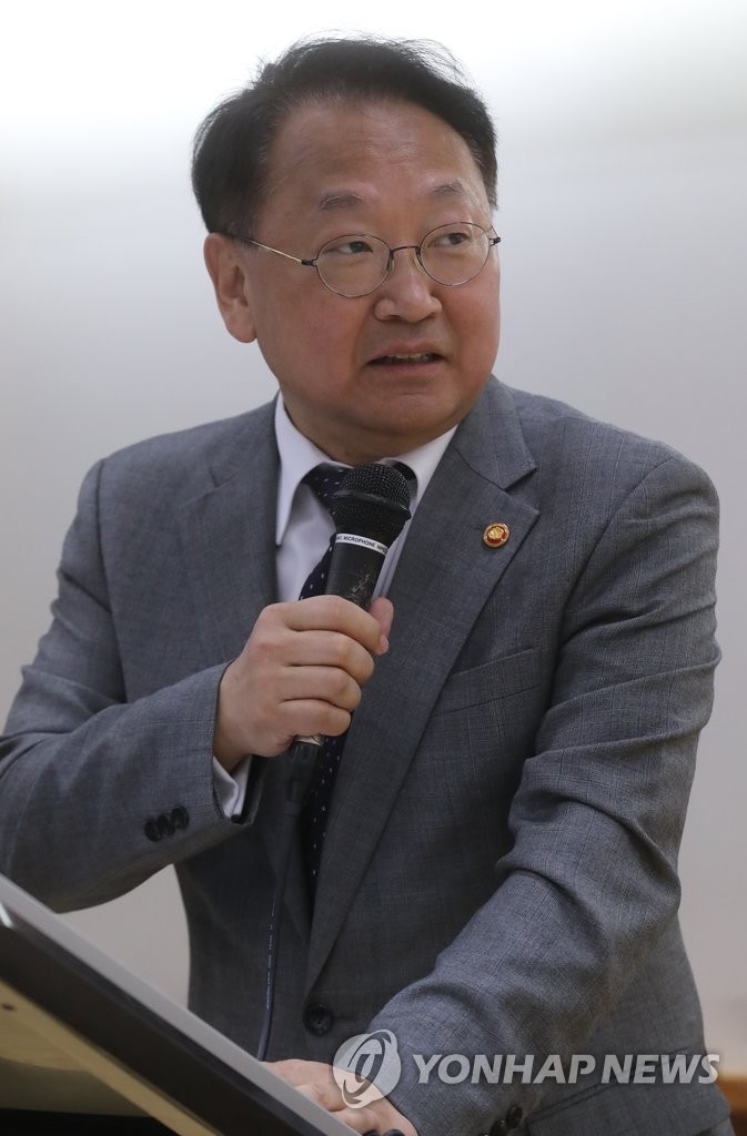 기조강연하는 유일호 부총리