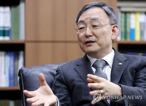 인터뷰하는 최성준 방통위원장
