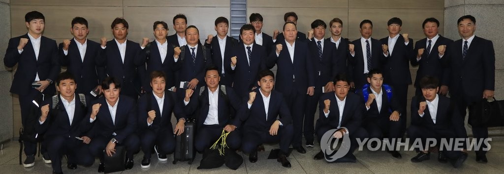WBC대표팀 오키나와로 출발