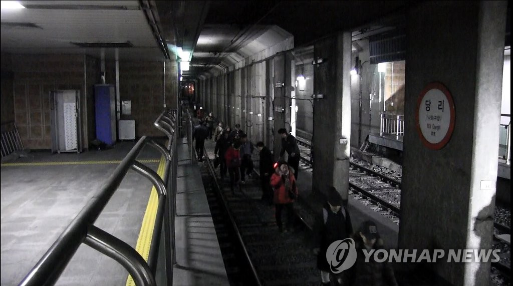 선로로 대피하는 지하철 승객 행렬