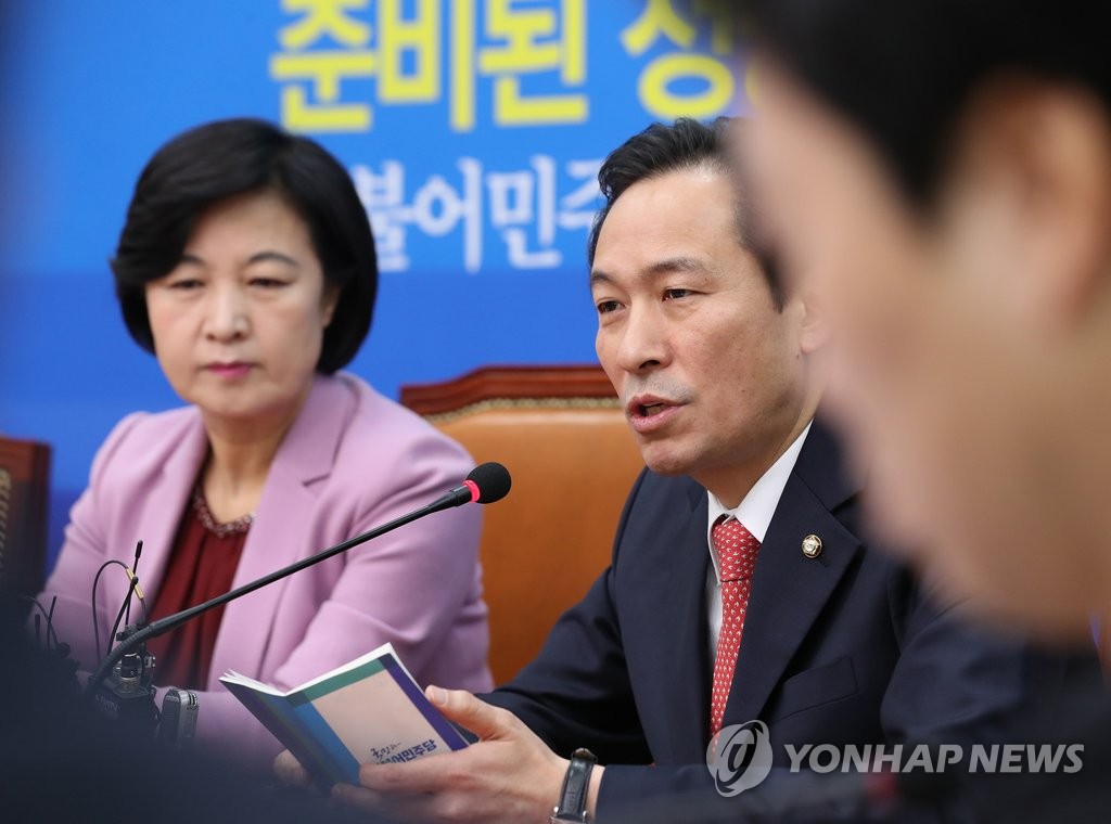 발언하는 우상호