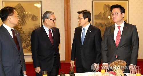 황 대행, 고위당정회의 대화