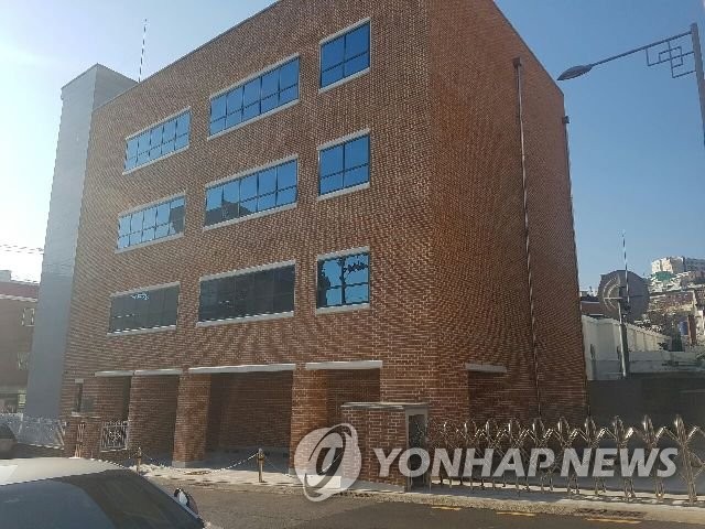 주택가에 들어선 이동통신사 기지국