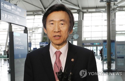 출국하는 윤병세 외교장관