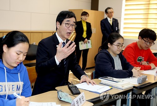 학생들 격려하는 이준식 부총리