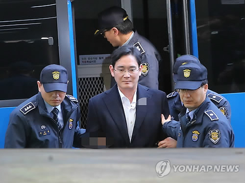 구속 상태로 특검에 소환된 이재용 부회장