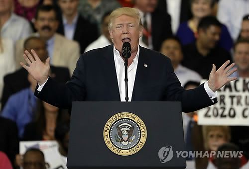 트럼프, 취임 한달만에 다시 '유세 모드'