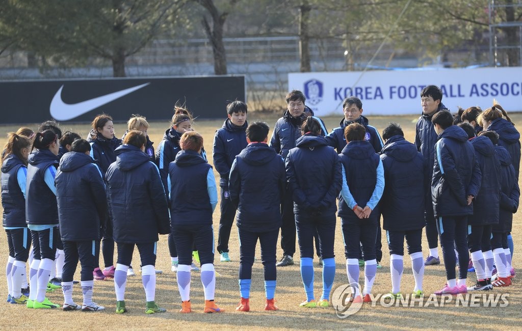 훈련에 앞서 발언하는 윤덕여 감독