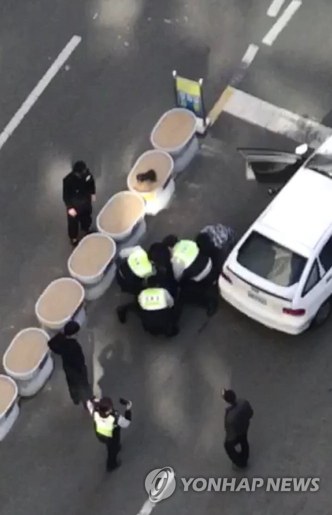 경찰, 아파트서 난폭운전 남성 공포탄 쏴 검거