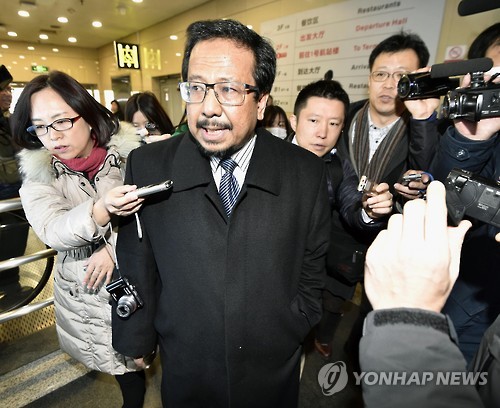 베이징공항에 도착한 평양주재 말레이 대사