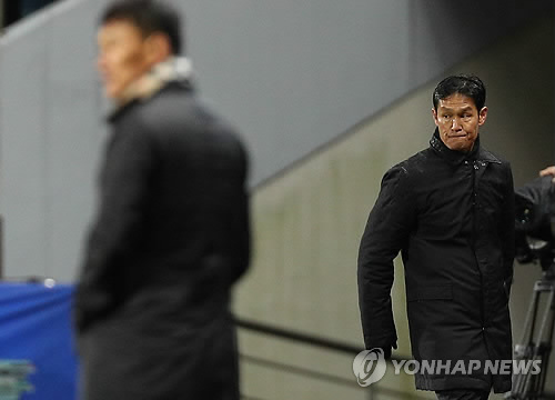 선수들 지켜보는 장쑤 최용수 감독