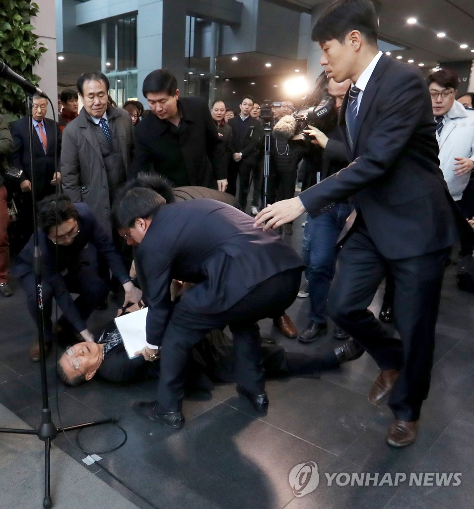 시청행사 자해 남성에 응급조치