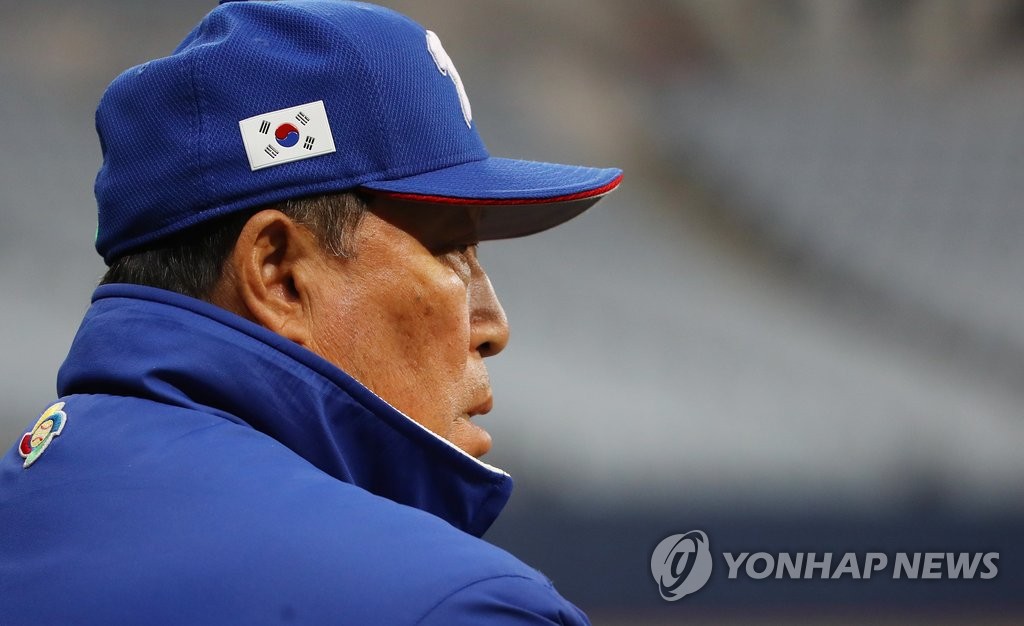 훈련 지도하는 김인식 감독