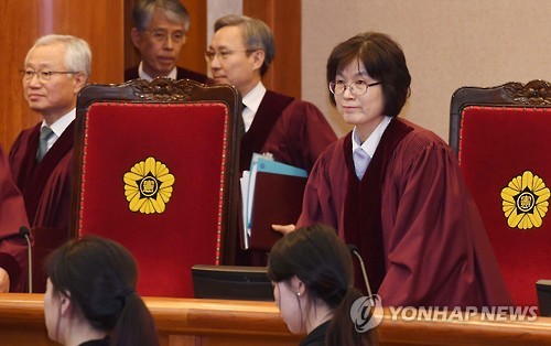 탄핵심판 입장하는 재판관들