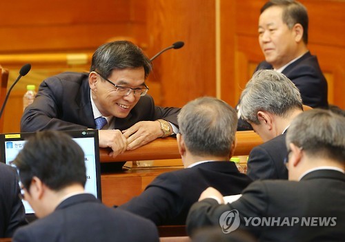 뒤돌아 대화하는 이중환