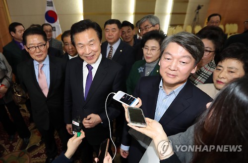 질문에 답하는 국민의당