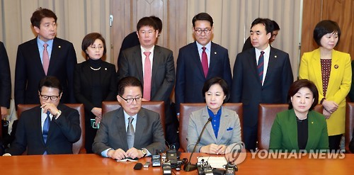 '굳은 표정'의 야4당