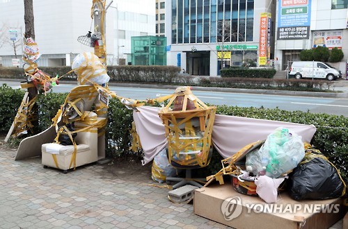 '쓰레기장' 된 소녀상 주변