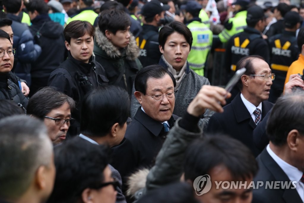삼성동 사저 도착한 측근들