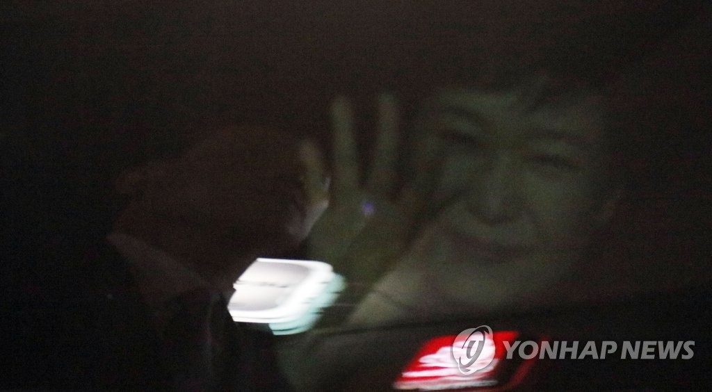 인사하는 박 전 대통령